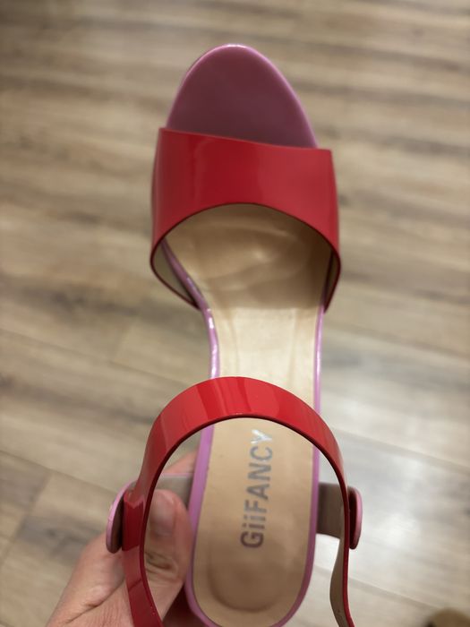 Продам босоножки, новые.