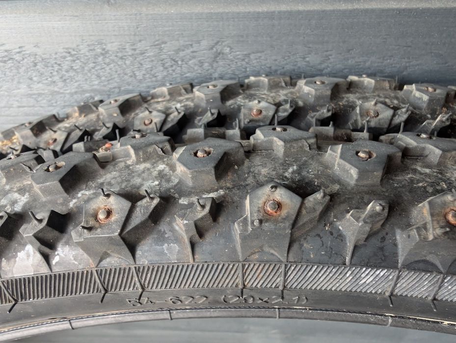 Anvelope bicicletă cu cuie