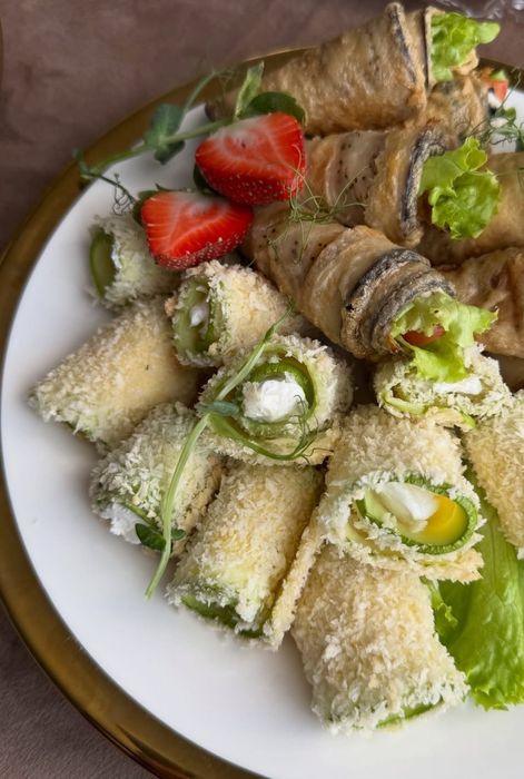 Принимает банкеты.