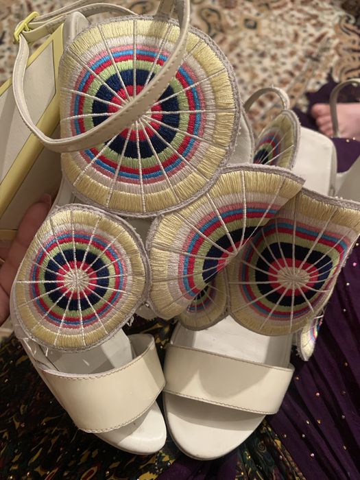 Vand  sau schimb sandale  500 de lai