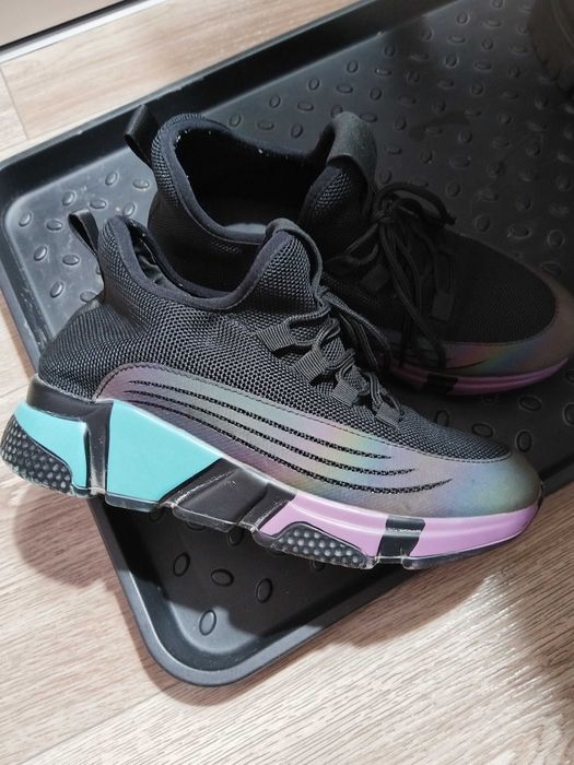 Продам женские кроссовки