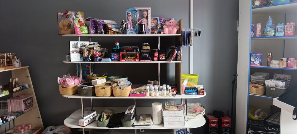 Магазинге арналған мебельдер сатылады.