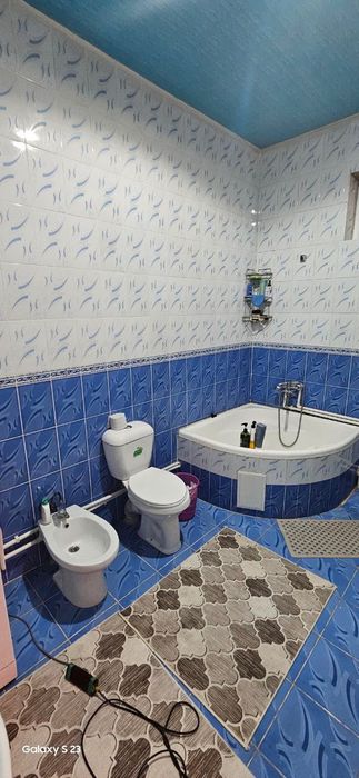 26 мкр, Зор маркет карама карсы жай сатылады.Продается 2х этажный дом.