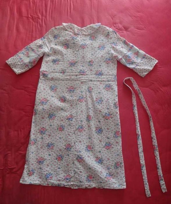 Бяла дълга нощница на цветя, материя фру-фру от едно време