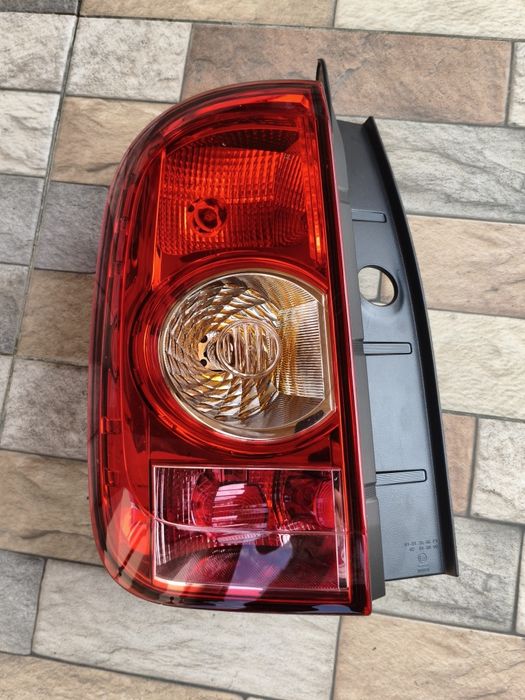 Stopuri LED Dacia Duster CarDNA și Stop stânga original Dacia Duster Generația 1, Faza 1 (pre-facelift)
