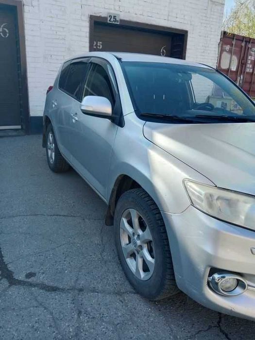 Автомобиль Toyota RAV-4