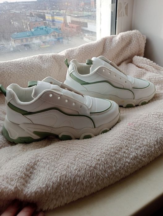 Продам кроссовки