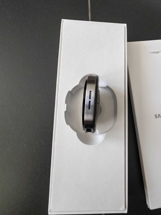 Часовник Samsung galaxy watch 8 44mm подарък към часовника чисто нова каишка.