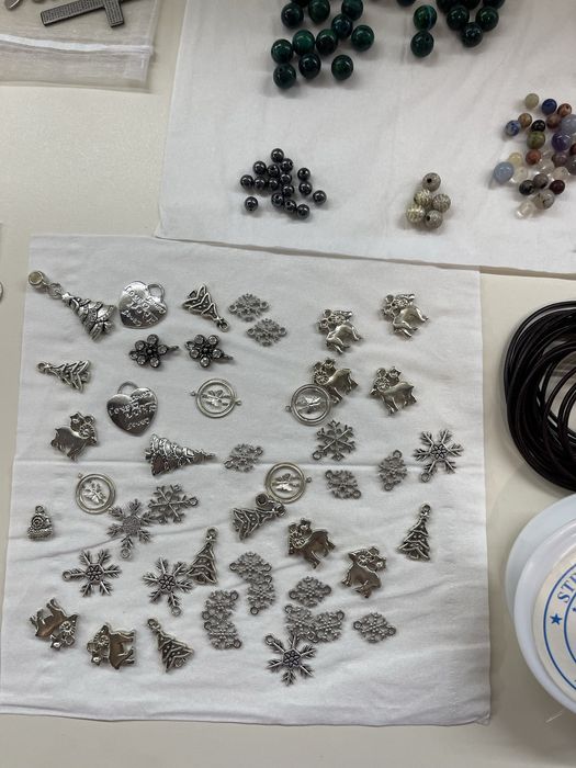 Естествени камъни и материали за гривни и бижута