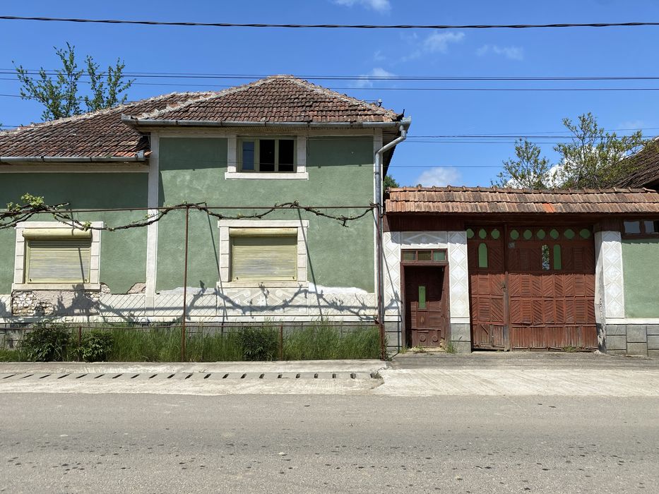 Casă de vânzare + livadă