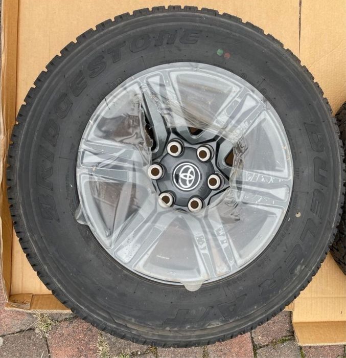 Jante cu anvelope originale Toyota