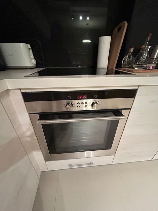 Луксозна кухня с уреди Siemens + бар