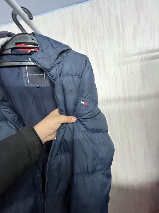 Продавам яке на TOMMY HILFIGER и две елечета на найк