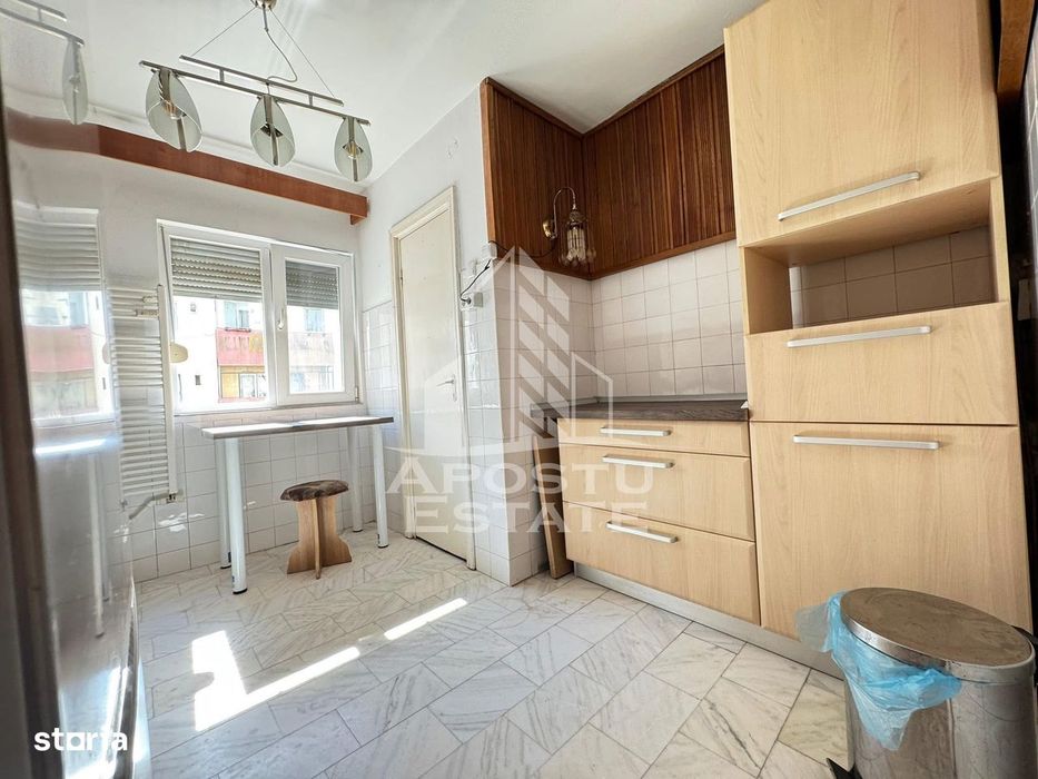 Apartament cu 3 camere, decomantat, etajul 2 , zona Spitalul Judetean