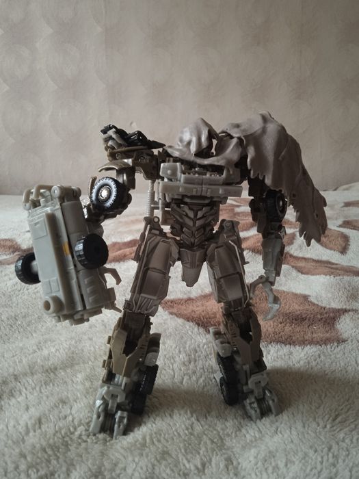 Продаю Робота-трансформера Мегатрона