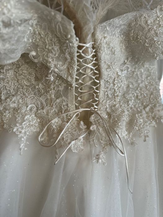 Продавам булченска рокля - снежно бяла с пера.