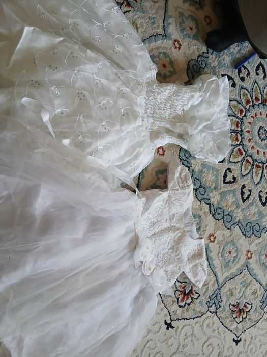 Қыздарға әдемі көйлектер сатылады