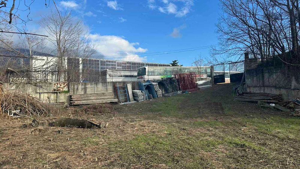 Имот 4.4 дка, сграда РЗП 188 кв.м, лице 35 м, на гл.път Карлово-Бургас