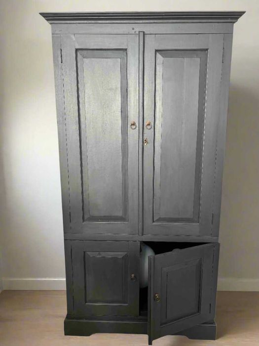 Винтидж колониален шкаф