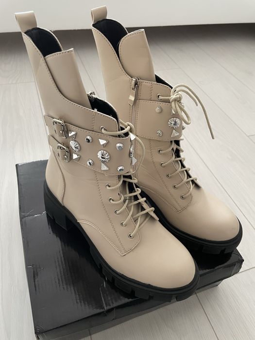 Продавам дамски бежови боти