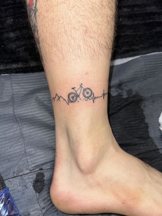 Tatuaje fine line, one line și glitter (tehnica sclipici)
