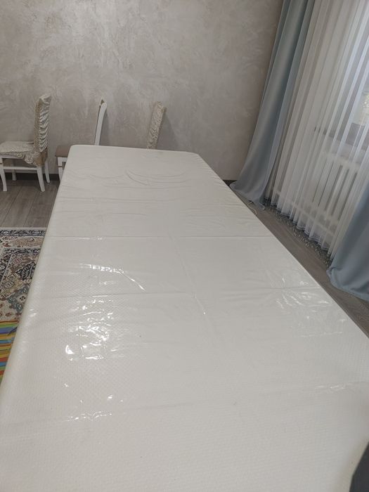 Стол со стульями.
