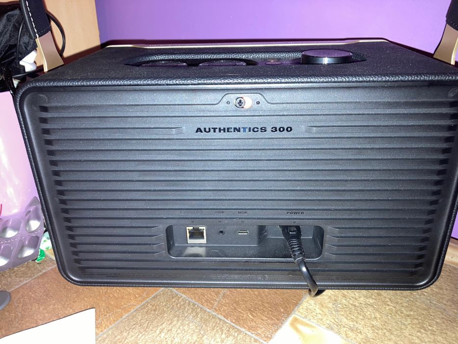 JBL Authentics 300