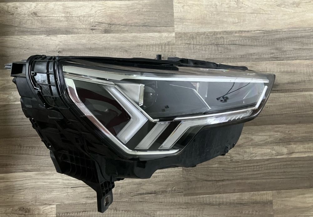 Десен фар Audi q3