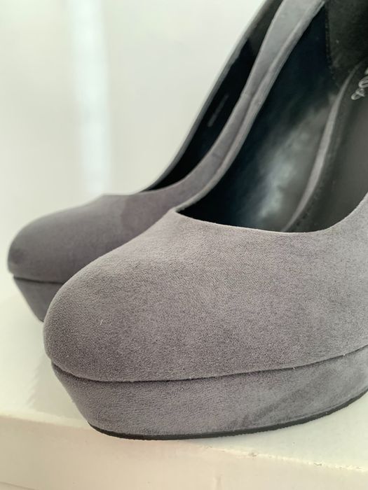 Елегантни тъмносиви велурени обувки на висок ток, размер 38