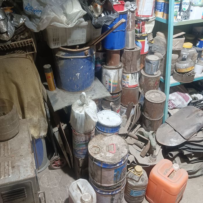 Краска разная в банках