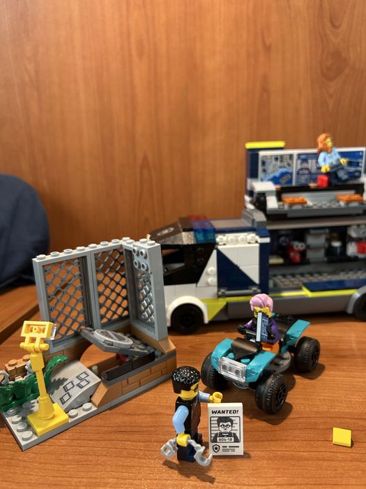 LEGO полицейски камион / мобилна полицейска лаборатория