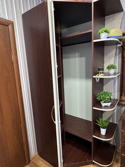 Продам угловой шкаф.