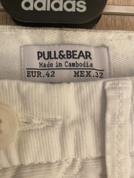 Pantaloni scurti pentru baieti, culoare alba.