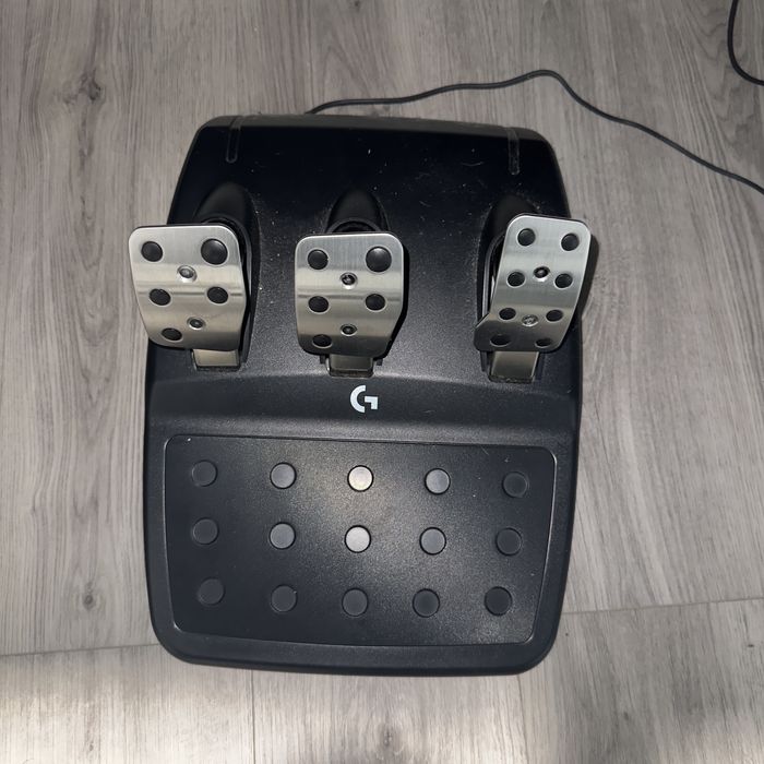 Vând volan gaming Logitech G923 + pedale + schimbător – stare ca nouă