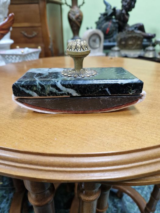 Прекрасна антикварна френска попиванелна- бронз и мрамор