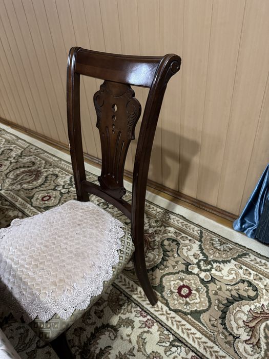 Деревянски стол и стулья