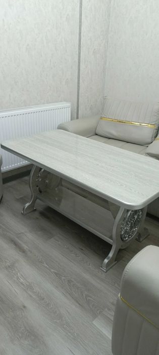 Sotiladi avangard uslubdagi stol (137x70 sm)