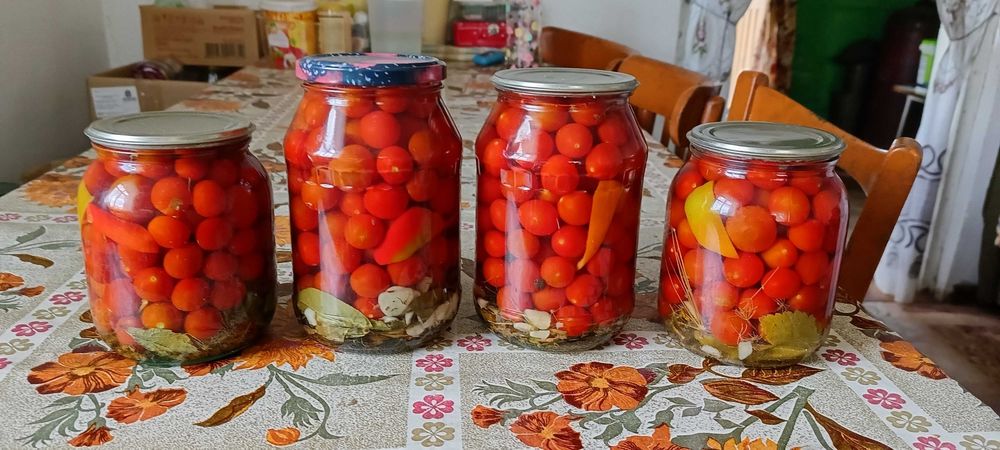 Продам соленые помидоры черри.