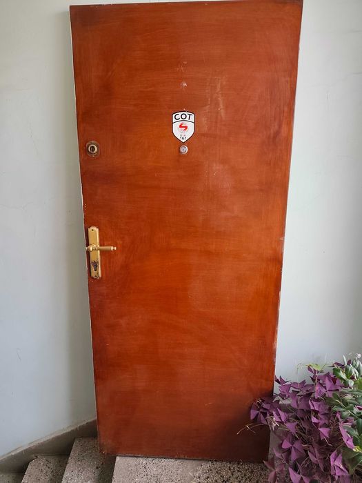 Метална входна врата