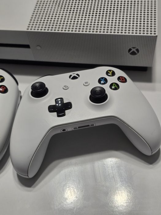 Продавам конзола Xbox One S + 2 оригинални контролера