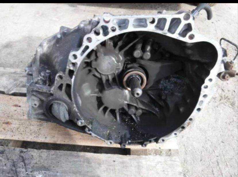 Продам МКПП авенсис 2