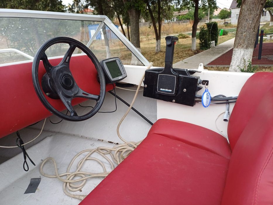 Barca motor 40 cai 2 timpi cu peridoc în condiții foarte bune folosită foarte puțin din fibra de sticla.