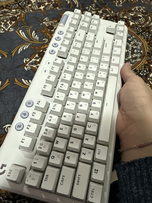 Logitech G715 TKL Wireless Off-White . Почти новый
