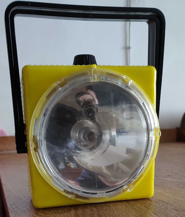 Продавам ретро преместваема лампа-прожектор и ретро прожектор