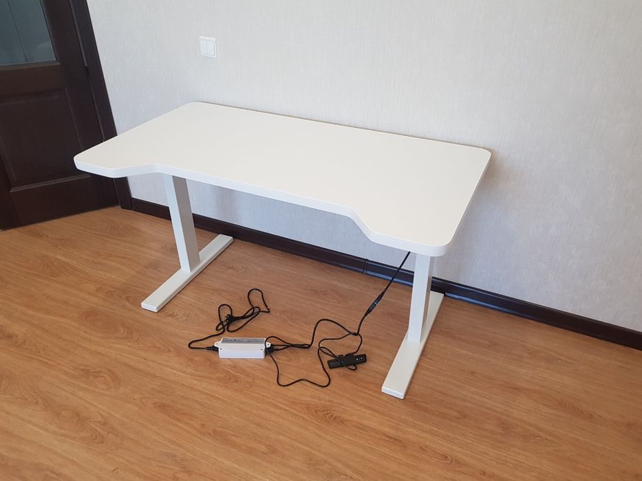 Регулируемый стол