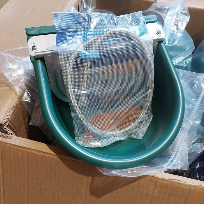 Автоматична поилка с купа от неръждаена стомана и обем от 2.5 литра