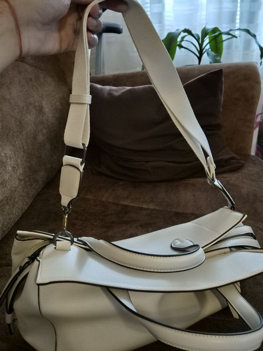 Бяла дамска чанта