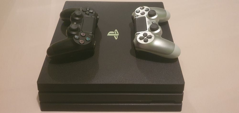 PS4 Pro    CUH- 7216B
