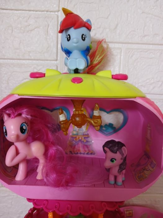 Домики для пони с пони.