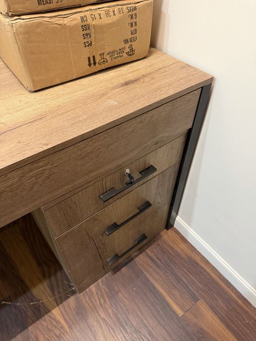 Рабочи стол с тумбой